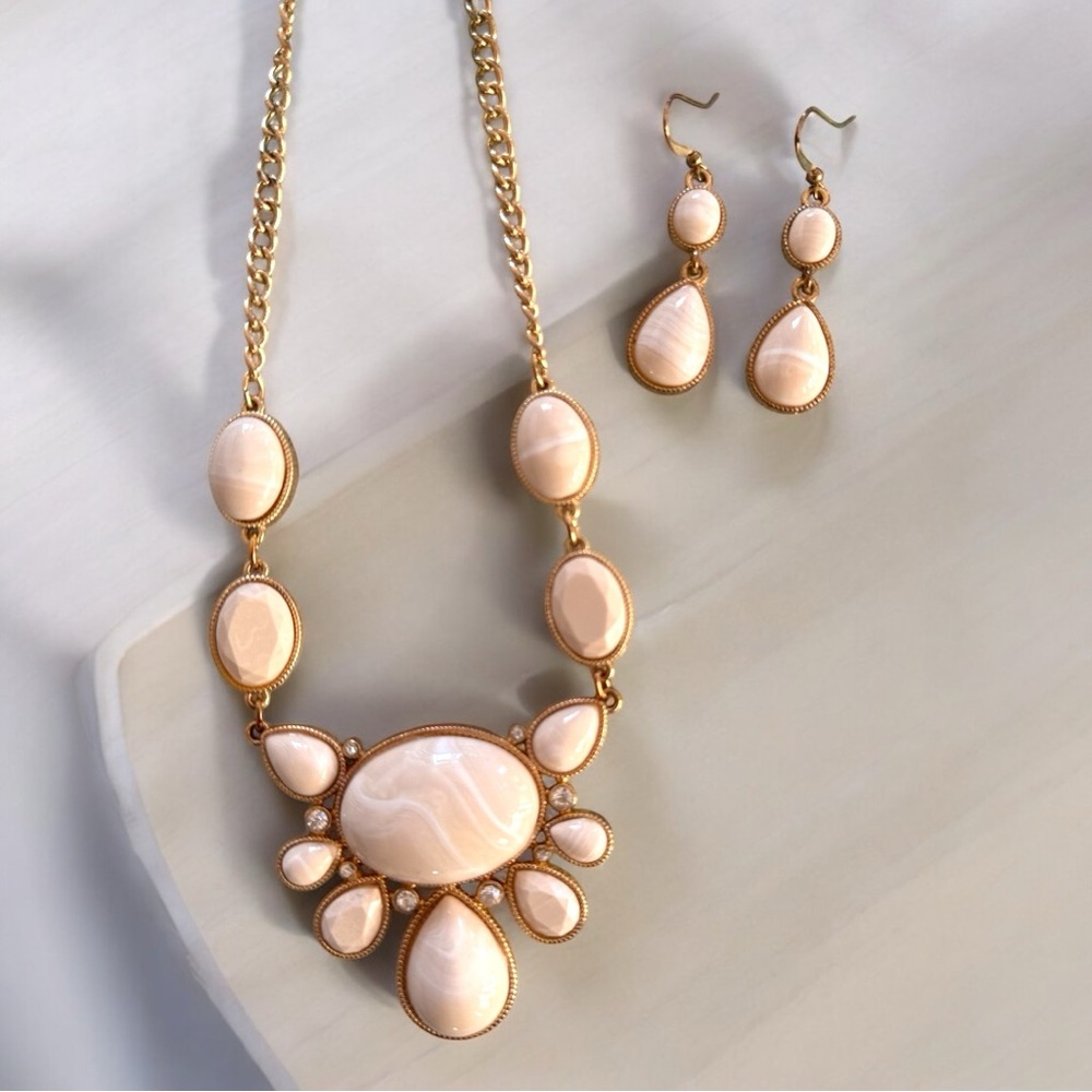 Kohl's Cream Necklace with Elegant Fan Design